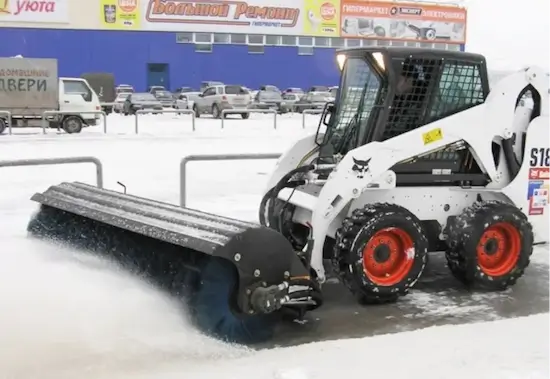 Уборка и чистка снега Bobcat со щеткой